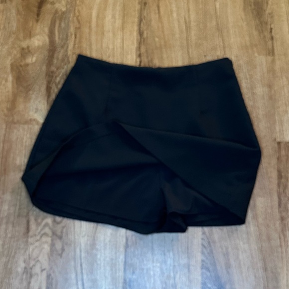 The A&F Scarlett Mini Skort - Picture 2 of 4